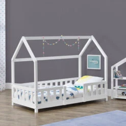 Letto Per Bambino A Forma Di Casetta Con Barriera Anticaduta 160x80 Cm Lettino In Legno Di Pino Con Sponde / Sbarre Di Sicurezza - Bianco