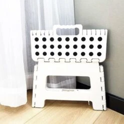 Sgabello Pieghevole - Altezza 9" Per Bambini E Adulti, Cucina, Giardino, Bagno (Bianco) 7 Sgabello Pieghevole - Altezza 9" Per Bambini E Adulti, Cucina, Giardino, Bagno (Bianco) -Armonia Casa 94723075 3